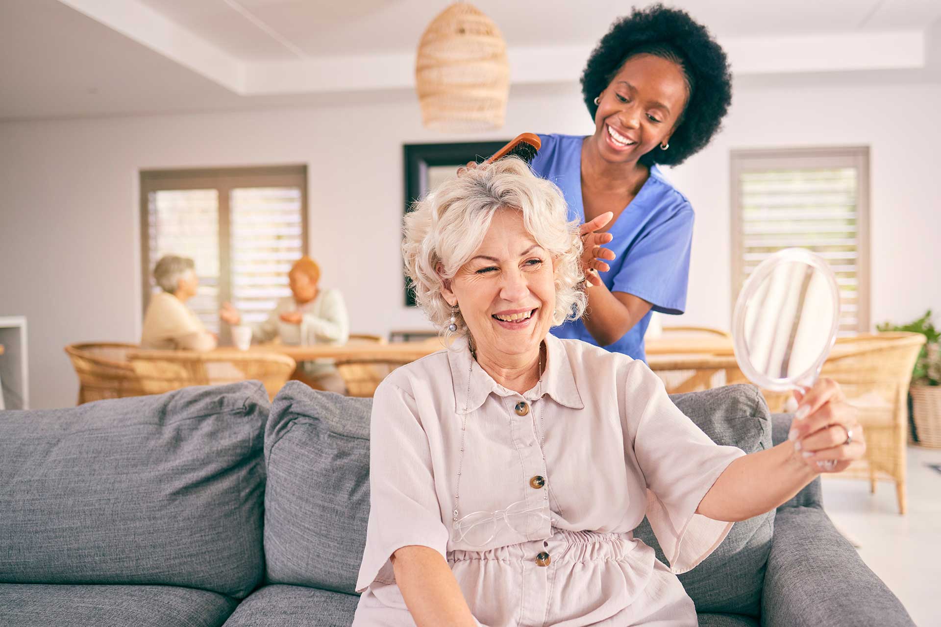 nurse-brush-hair-of-happy-mature-woman-in-the-livi-JAQXGJS.jpg